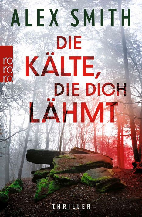 „DIE KÄLTE, DIE DICH LÄHMT“ in Rot, „ALEX SMITH“ in Grün, Wald mit moosbedeckten Steinen.