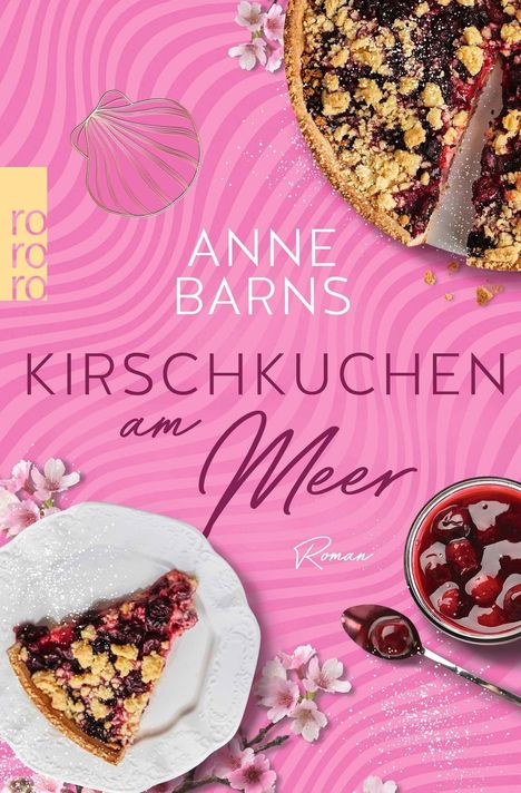 Anne Barns, Kirschkuchen am Meer, Roman. Frischer Kirschkuchen, blühende Zweige, ein Löffel Marmelade auf pinkem Hintergrund.
