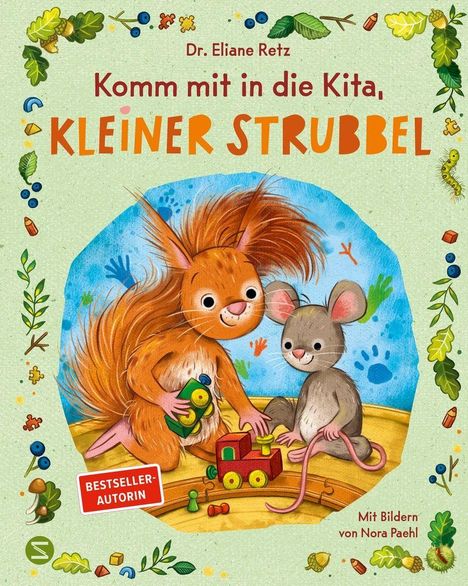 „Komm mit in die Kita, KLEINER STRUBBEL“. Ein Eichhörnchen und eine Maus spielen mit Spielzeug. Bunte, kindliche Illustration.