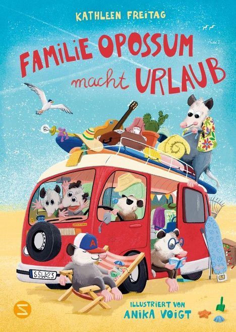 "FAMILIE OPOSSUM macht URLAUB" steht in bunten Buchstaben auf einem Strandbild. Ein rotes Auto voller opossum-artiger Figuren.