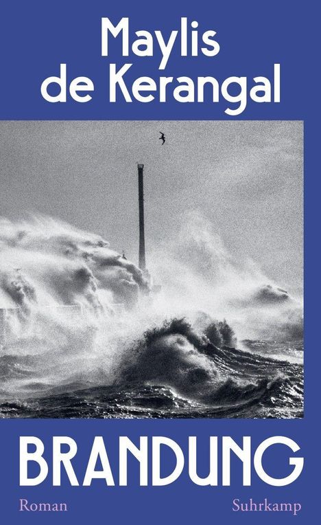 "Maylis de Kerangal, Brandung, Roman, Suhrkamp." Schwarzweiß-Foto von stürmischer See mit hohen Wellen und einem Turm.