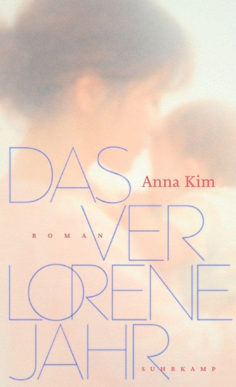 „DAS VERLORENE JAHR“ von Anna Kim, ROMAN, SUHRKAMP. Verschwommene Silhouette einer Person im Hintergrund.