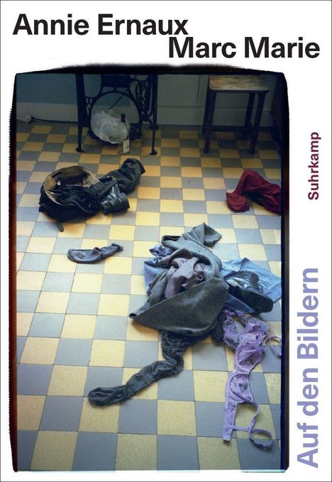 "Annie Ernaux, Marc Marie, Suhrkamp, Auf den Bildern." Ein Raum mit verstreuter Kleidung auf einem Schachbrettmuster-Boden.