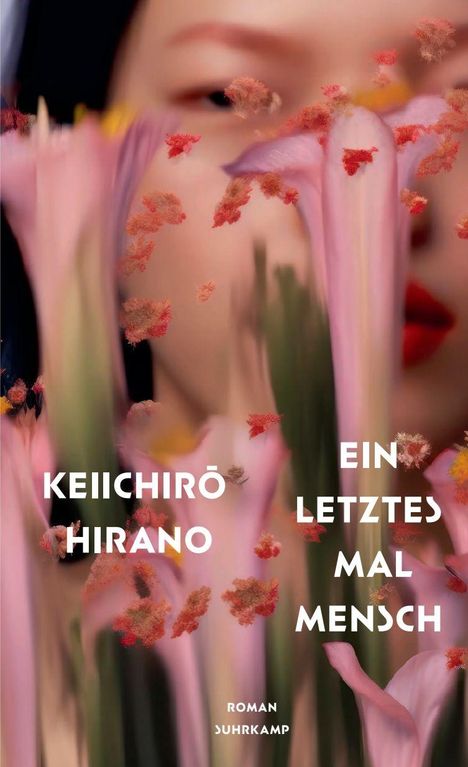 Text: KEIICHIRŌ HIRANO, EIN LETZTES MAL MENSCH. Hintergrund: Verschwammt, florale Elemente, Gesicht.