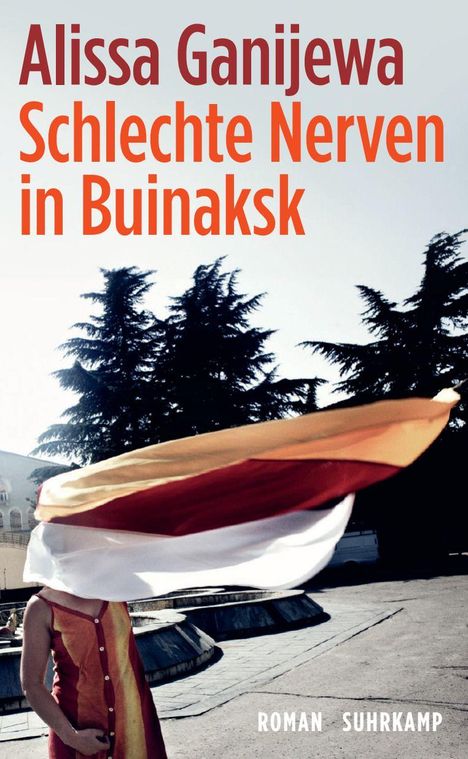 "Alissa Ganijewa, Schlechte Nerven in Buinaksk," ist ein Roman von Suhrkamp. Frau in buntem Kleid mit wehendem Tuch.