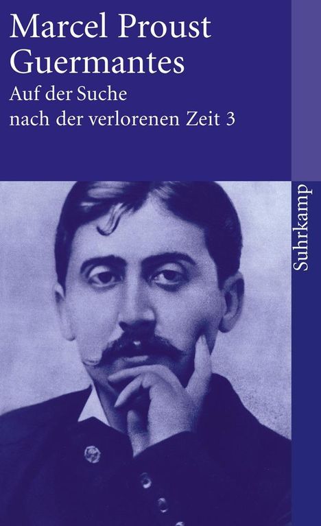 Text: "Marcel Proust, Guermantes, Auf der Suche nach der verlorenen Zeit 3, Suhrkamp." Schwarz-weiß Porträt eines Mannes.