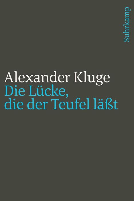 "Alexander Kluge: Die Lücke, die der Teufel lässt", weißer Text auf dunklem Hintergrund, Verlag "Suhrkamp" in Blau.