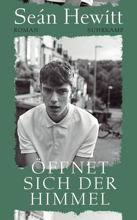 "Öffnet sich der Himmel" und "Seán Hewitt" stehen in einem Cover-Design. Ein junger Mann in einem weißen Poloshirt schaut ernst.