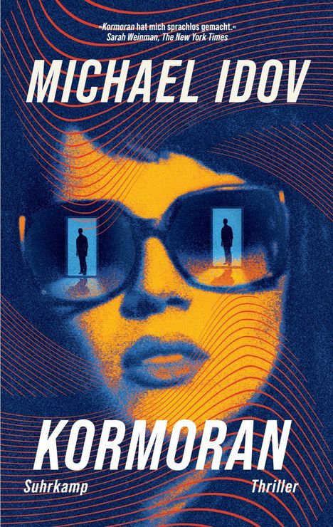 „KORMORAN" von Michael Idov. Thriller. Illustration: Gesicht mit Sonnenbrille, Figuren in den Gläsern, blaue und orange Wellen.