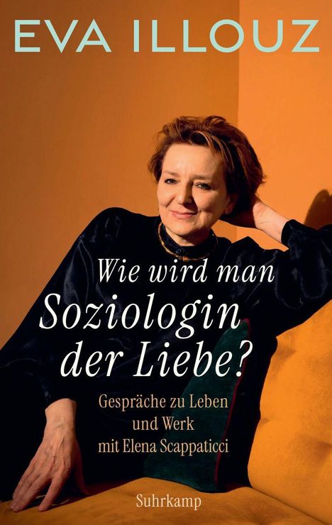 "EVA ILLOUZ: Wie wird man Soziologin der Liebe? Gespräche zu Leben und Werk mit Elena Scappaticci. Suhrkamp." Frau sitzt auf Sofa.