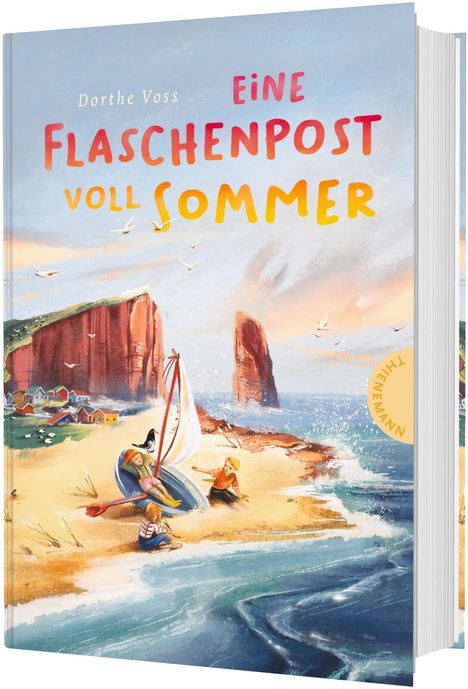 Titel: "Eine Flaschenpost voll Sommer" von Dorthe Voss. Illustration: Kinder am Strand mit Boot und Felsen im Hintergrund.