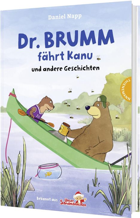 "Dr. BRUMM fährt Kanu und andere Geschichten", Illustration: Bär und Biber sitzen im grünen Kanu, umgeben von Bienen.