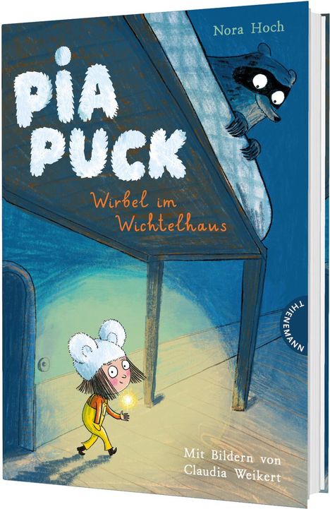 "Pia Puck: Wirbel im Wichtelhaus". Illustration eines Mädchens mit weißer Mütze, unten ein Waschbär auf Tisch.