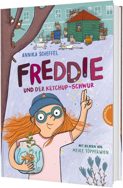 "Freddie und der Ketchup-Schwur" von Annika Scheffel. Illustration: Mädchen mit Brille, Fischglas, viele Katzen.