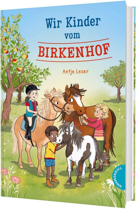 „Wir Kinder vom Birkenhof“ und „Antje Leser“; Illustration mit Kindern und Pferden auf einer Wiese bei Obstbäumen.