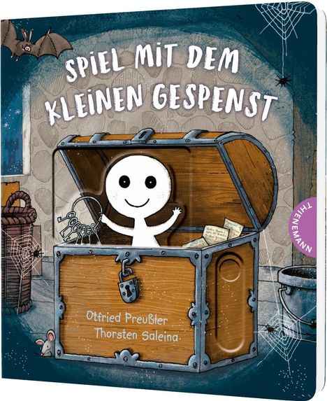 Titel: „SPIEL MIT DEM KLEINEN GESPENST“. Ein fröhliches Gespenst in einer offenen Schatztruhe, Spinnweben, Fledermaus.