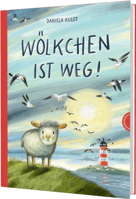 „WÖLKCHEN IST WEG!“ von Daniela Kulot. Illustration eines niedlichen Schafes auf einer Wiese, Möwen und ein Leuchtturm.