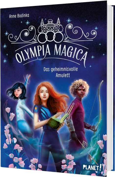 Text: "OLYMPIA MAGICA, Das geheimnisvolle Amulett." Drei junge Figuren mit magischen Requisiten, umgeben von Blumen.