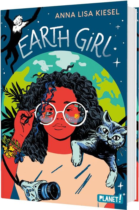 "ANNA LISA KIESEL" und "EARTH GIRL" oben, "PLANET!" unten. Illustration: Frau mit Brille, Affe, Katze und Kamera vor Erde.