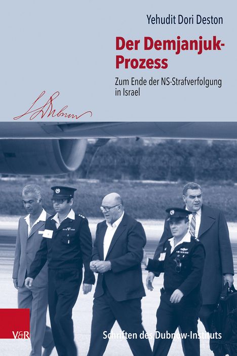 Der Demjanjuk-Prozess: Zum Ende der NS-Strafverfolgung in Israel. Gruppe Männer in Uniformen und Anzügen, geht auf Rollfeld.