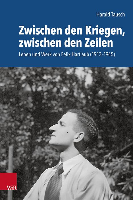 "Zwischen den Kriegen, zwischen den Zeilen" von Harald Tausch. Schwarz-Weiß-Foto eines Mannes im Profil mit Bäumen im Hintergrund.