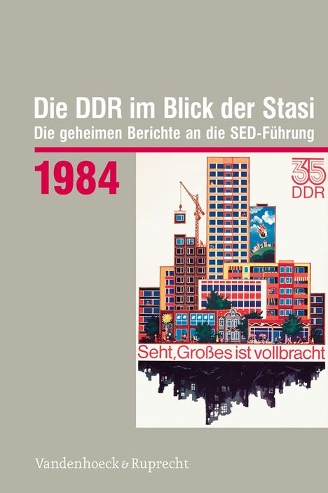 „Die DDR im Blick der Stasi 1984“. Illustration von Gebäuden, Kran und Schriftzug „Seht, Großes ist vollbracht“.