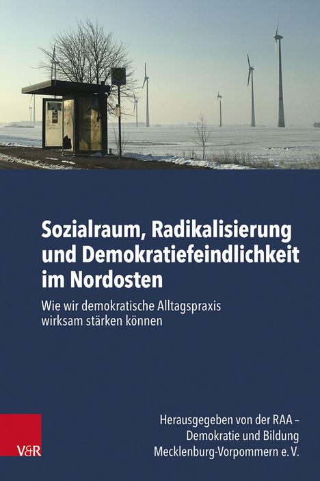 Text: „Sozialraum, Radikalisierung und Demokratiefeindlichkeit im Nordosten“. Buswartehäuschen vor Windrädern im Schnee.