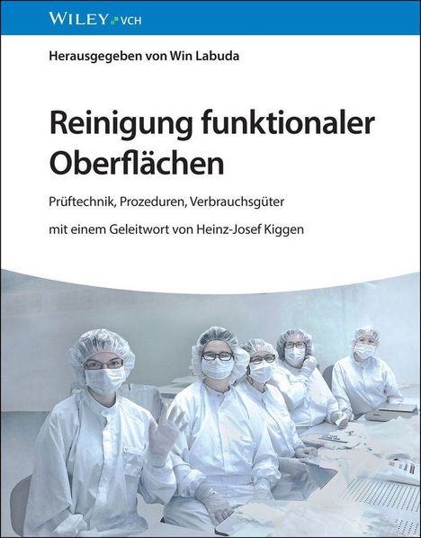 Titel: "Reinigung funktionaler Oberflächen". Fünf Personen in Schutzkleidung in einem Laborumfeld.