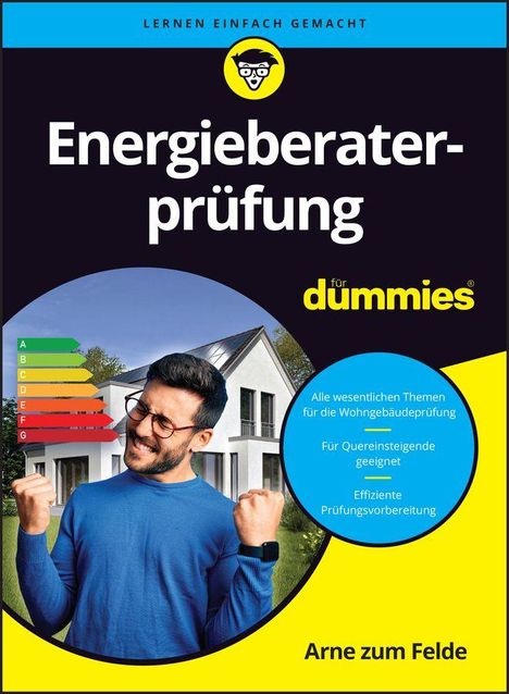 Energieberaterprüfung für Dummies. Mann vor Haus, Energieetikette links, effizient für Quereinsteiger. Arne zum Felde.