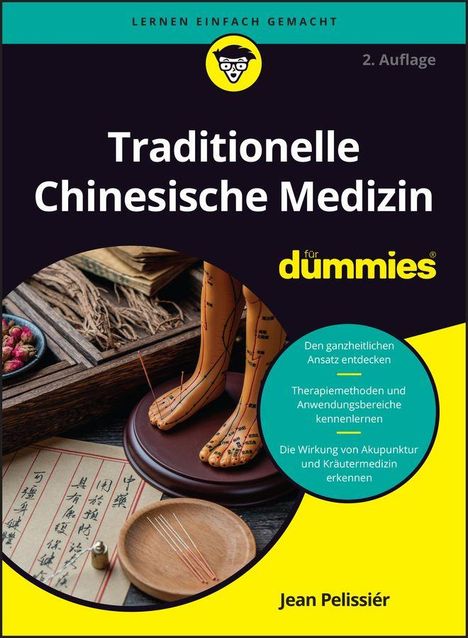 Traditionelle Chinesische Medizin für Dummies. Modellbeine mit Akupunkturpunkten, Nadeln und chinesische Schriftrollen.