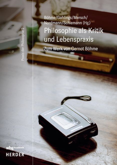 Oberer Text: Autoren und Titel zu Gernot Böhme. Unten links: Verlag "wbg Academic" und "HERDER". Ein alter Kassettenrekorder liegt auf einem Tisch.