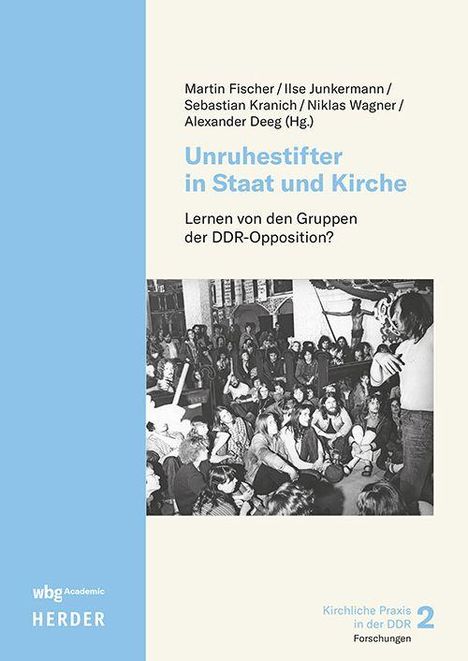 „Unruhestifter in Staat und Kirche. Lernen von den Gruppen der DDR-Opposition?“ Ein Schwarz-Weiß-Foto zeigt eine Versammlung.