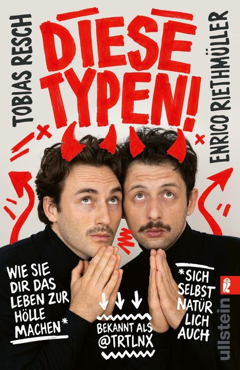 Zwei Männer mit roten Teufelshörnern und Bärten, die andächtig blicken. Text in Rot: „DIESE TYPEN!“, daneben ihre Namen.