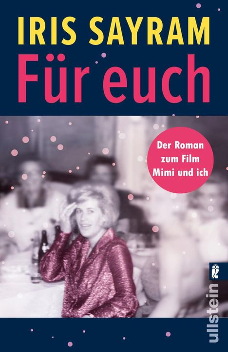 "Iris Sayram: Für euch. Der Roman zum Film Mimi und ich." Frau in roter Kleidung lächelt in geselliger Runde.