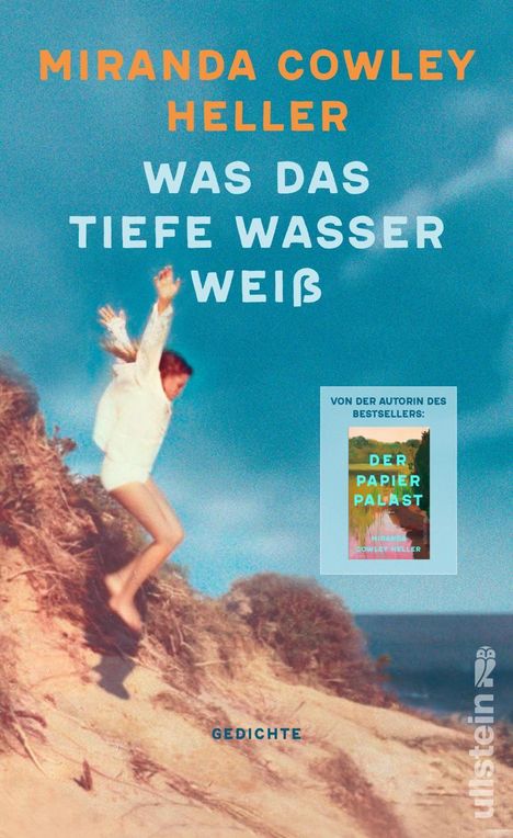 „Miranda Cowley Heller, Was das tiefe Wasser weiß, Gedichte“. Person springt fröhlich von einer Düne zum Strand.