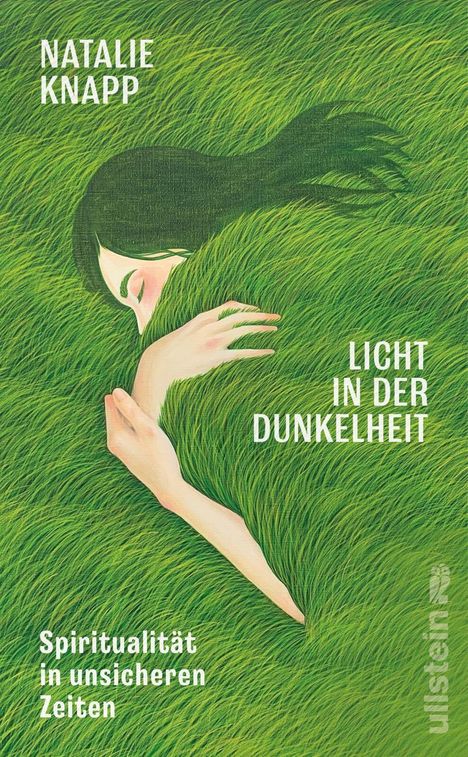 "Natalie Knapp. Licht in der Dunkelheit. Spiritualität in unsicheren Zeiten." Illustration: Frau in grasgrüner Umgebung.