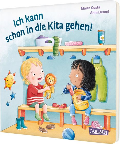 „Ich kann schon in die Kita gehen!“ Zwei Kinder auf einer Bank, eines mit Kuschellöwe, das andere mit Rucksack.