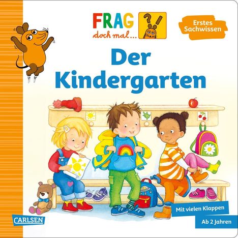 Texte: "FRAG doch mal... Der Kindergarten", "Erstes Sachwissen", "Mit vielen Klappen", "Ab 2 Jahren". Illustration von Kindern in einer Garderobe.
