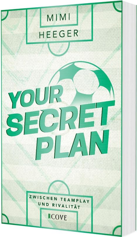 "Mimi Heeger. Your Secret Plan. Zwischen Teamplay und Rivalität." Grüner Fußballhintergrund, Fußballmotiv.