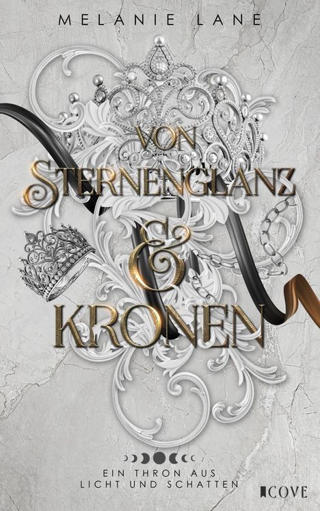 "Von Sternenglanz & Kronen" steht in großen Buchstaben, verziert mit barocken Elementen, Krone im Hintergrund, Mondsymbole.