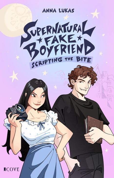 Text: "Anna Lukas, Supernatural Fake Boyfriend, Scripting the Bite." Zwei Jugendliche; Mädchen mit Kamera und Junge mit Notizbuch.