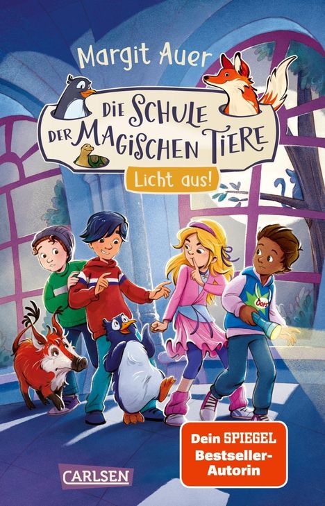 „Margit Auer, Die Schule der magischen Tiere: Licht aus!“ Kinder erkunden einen Raum mit Tieren und Taschenlampe.
