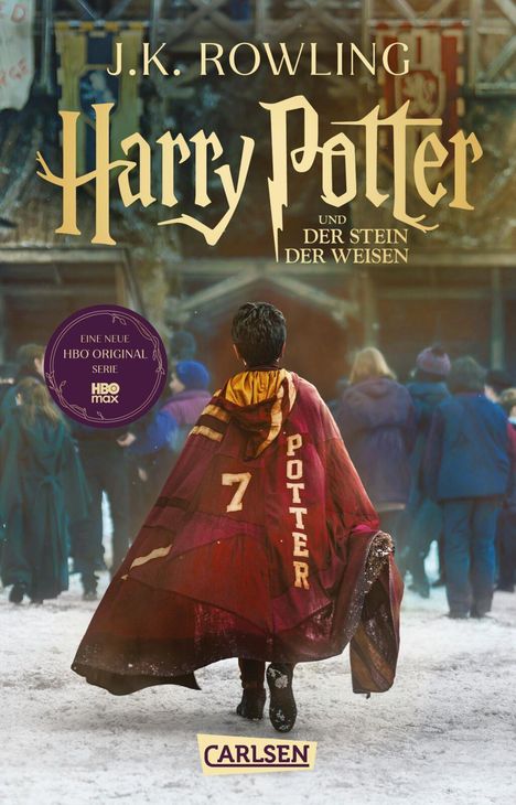 „Harry Potter und der Stein der Weisen“ steht oben. Ein Junge in rotem Umhang mit „Potter 7“ geht im Schnee.