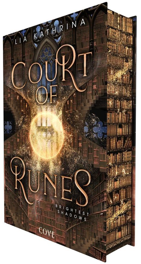 "COURT OF RUNES" ist in goldenen Buchstaben geschrieben. Eine Raumansicht mit Regalen voller Bücher und einem leuchtenden Kreis.