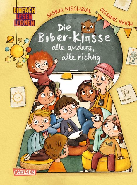 „Einfach lesen lernen“, „Die Biber-Klasse, alle anders, alle richtig“ auf einer Tafel; fröhliche Kinder in einem Raum.