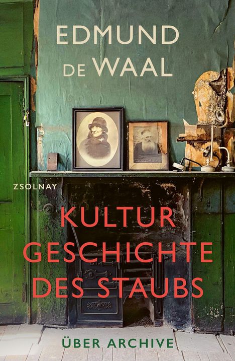 Text: "EDMUND DE WAAL", "KULTUR GESCHICHTE DES STAUBS", "ZSOLNAY", "ÜBER ARCHIVE". Ein alt-modernes Zimmer mit antiken Fotos.