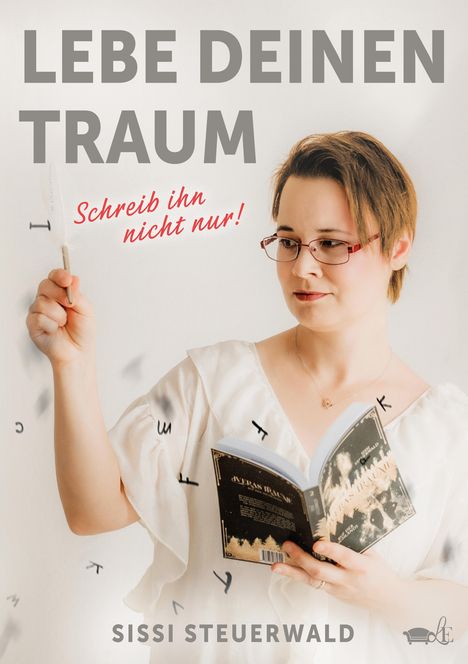 „LEBE DEINEN TRAUM. Schreib ihn nicht nur!“ Frau mit Buch und Feder. Schriftzeichen schweben herum.