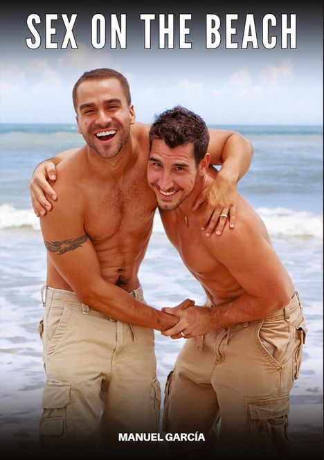 "SEX ON THE BEACH" und "MANUEL GARCÍA". Zwei lachende Männer am Strand umarmen sich.