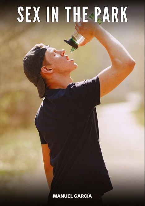 Oben steht "SEX IN THE PARK". Unten "MANUEL GARCÍA". Eine Person in Freizeitkleidung trinkt aus einer Flasche.
