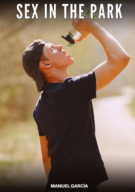 Text: "SEX IN THE PARK", "MANUEL GARCÍA". Ein junger Mann trinkt aus einer Flasche im Freien. Er trägt eine Kappe.